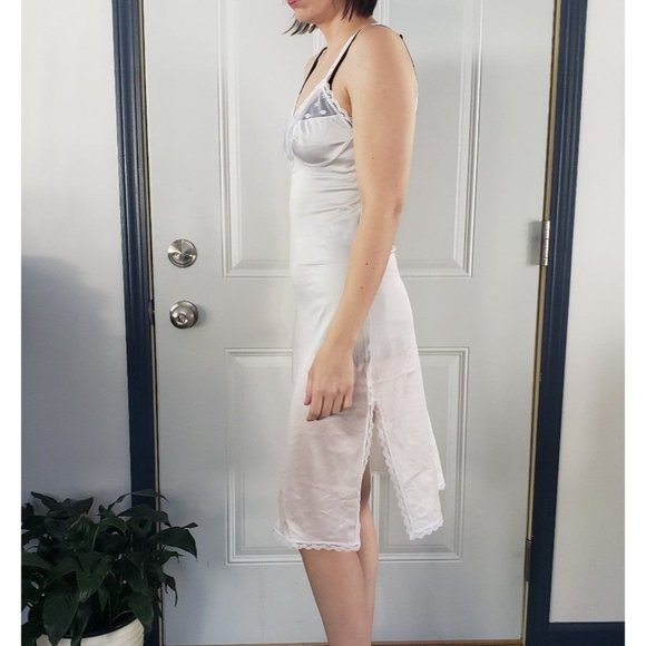 Lacy Nylon‎ Slip - Picture 2 of 5